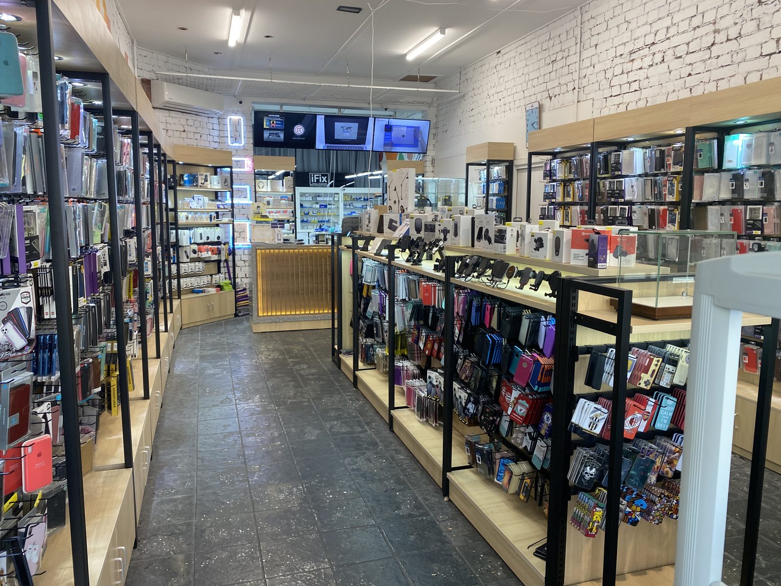 iFix Brunswick store interior