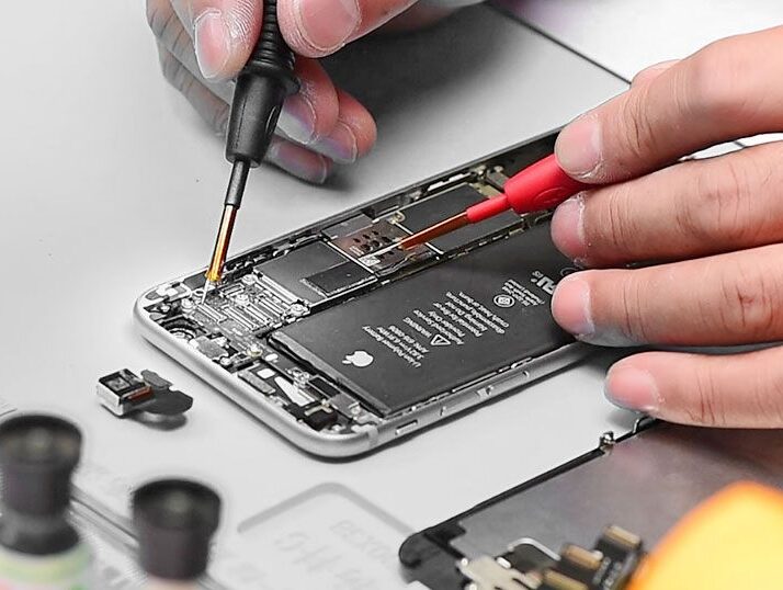 iFix technician repairing a phone screen for a Carlton customer at the Brunswick store